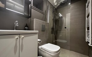 Superior Cabin | Bathroom | Shower, rainfall showerhead, hair dryer, towels