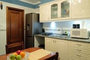 Kjøleskap, mikrobølgeovn, ovn og kaffetrakter/tekoker