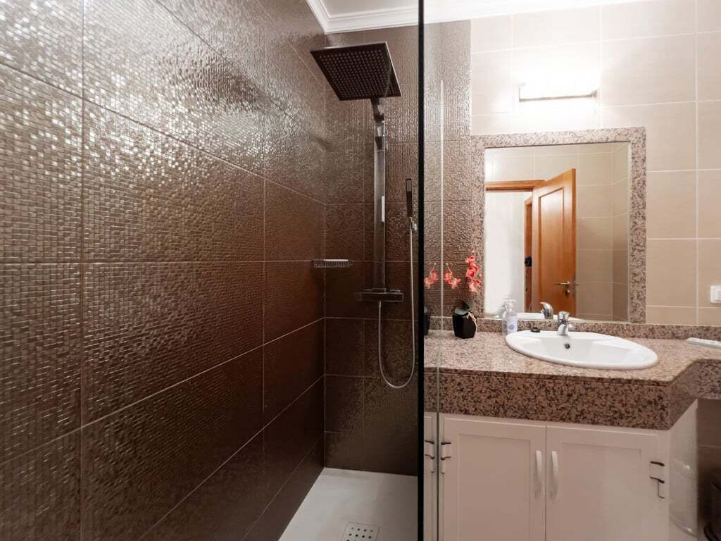 Een douche, een haardroger, handdoeken, zeep