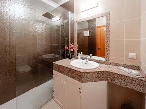 Doccia, asciugacapelli, asciugamani, sapone