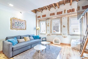 TV, books, stereo - GuestReady - Local and Modern Duplex (Lisbon)