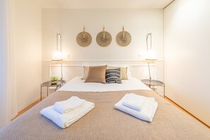 1 sovrum, skrivbord, internet och sängkläder