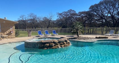 Beautiful Guadalupe River hideaway! WW E101 *Free Tubes with Rental*