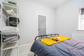 1 habitación, tabla de planchar con plancha, wifi y ropa de cama