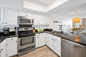 Fridge, microwave, oven, stovetop - Sunswept 207: Bring the Family - Great Views- Great Rates (Orange Beach)