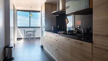 Een koelkast, een magnetron, een oven, een vaatwasser