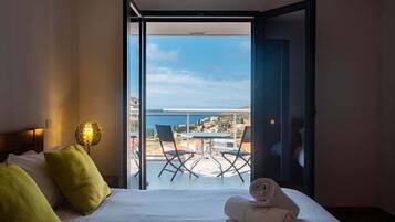 1 slaapkamer, een bureau, een strijkplank/strijkijzer, internet