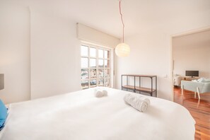 2 bedrooms, desk, iron/ironing board, internet