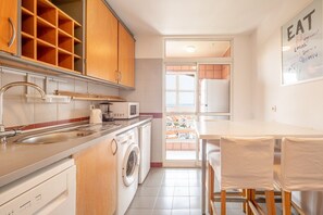 Kühlschrank, Mikrowelle, Ofen, Geschirrspüler