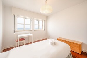 2 habitaciones, escritorio, tabla de planchar con plancha y internet 