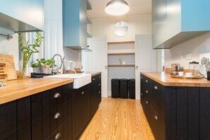 Geladeira, micro-ondas, fogão, lava-louças