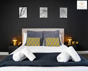 2 bedrooms, desk