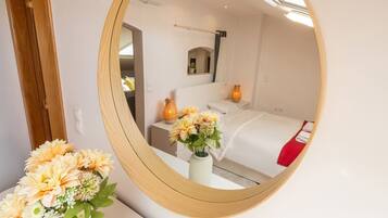 2 bedrooms, iron/ironing board, internet, bed sheets