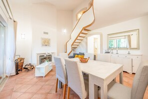 Dining - GuestReady - Aroeira Lisbon Apartment (Almada)