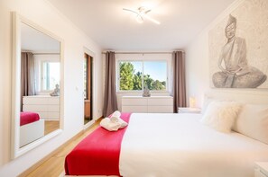 2 bedrooms, iron/ironing board, internet, bed sheets