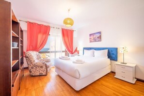 2 soverom, skrivebord, internettilgang og sengetøy