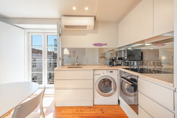 Kühlschrank, Mikrowelle, Ofen, Geschirrspüler