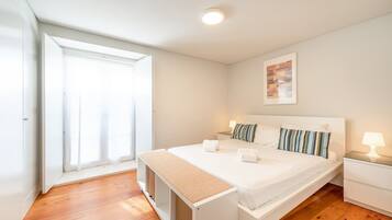 1 habitación, escritorio, tabla de planchar con plancha y internet