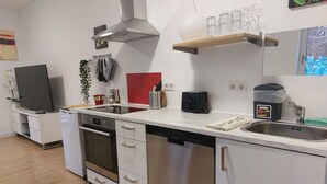 A modern kitchen with a dishwasher, oven, and a coffee machine. - Moderne WHG in Churfranken: Fahrrad-wandertouren & Geschäftlich/monteuer😊 (Elsenfeld)
