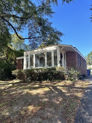 Exterior - Cozy Cottage located downtown Columbia Minutes from USC & Ft. Jackson (Columbia)