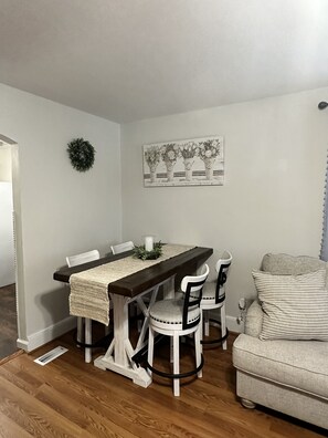 Dining - Cozy Cottage located downtown Columbia Minutes from USC & Ft. Jackson (Columbia)