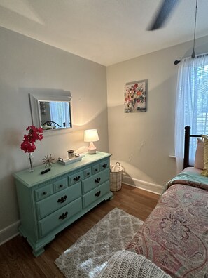 Room - Cozy Cottage located downtown Columbia Minutes from USC & Ft. Jackson (Columbia)