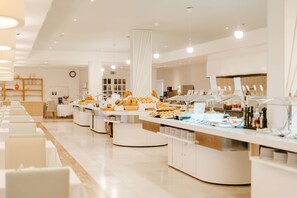 Phục vụ bữa sáng, bữa trưa, bữa tối, món địa phương và quốc tế 