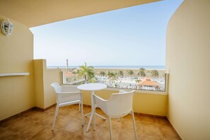 Minibar, bureau, draps fournis