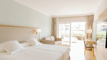 Minibaari, työpöytä, vuodevaatteet