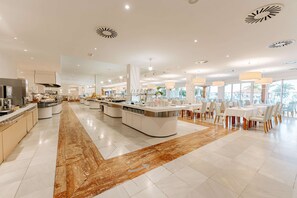 Sarapan dihidangkan, masakan tempatan dan antarabangsa 