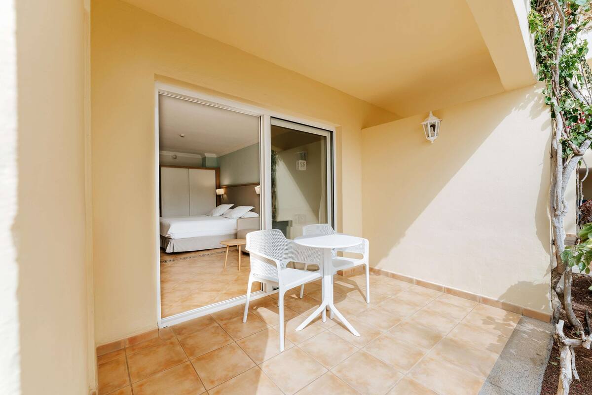 Minibar, escritorio y ropa de cama 