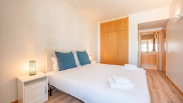 3 slaapkamers, een bureau, een strijkplank/strijkijzer, internet