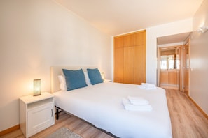 3 chambres, bureau, fer et planche à repasser, accès à Internet