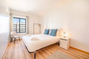 3 habitaciones, escritorio, tabla de planchar con plancha y internet 