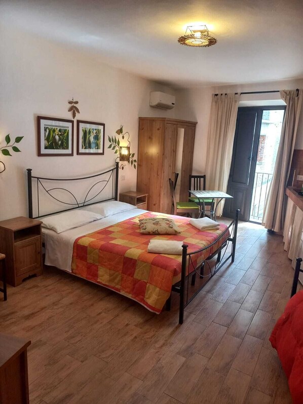 1 chambre, fer et planche à repasser, accès au Wi-Fi (inclus)