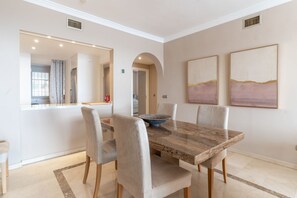 Dining - Los Arqueros golf Apartment (Benahavís)