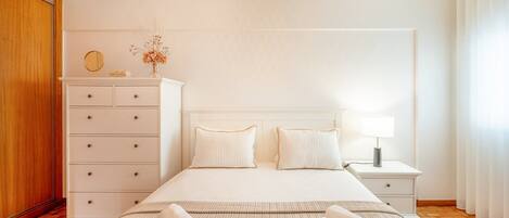 2 Schlafzimmer, Schreibtisch, Bügeleisen/Bügelbrett, Internetzugang