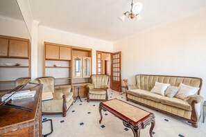 TV - GuestReady - Sun-Soaked in Costa da Caparica Oasis (Lisbon)