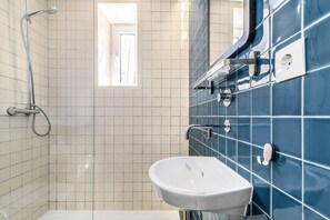 Shower, hair dryer, towels - GuestReady - Light and Music in Downtown (Lisbon)