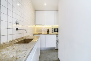 Fridge, microwave, oven, coffee/tea maker - GuestReady - Light and Music in Downtown (Lisbon)