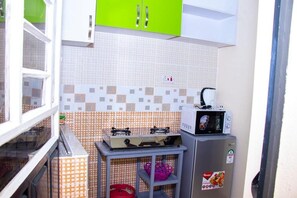 Deluxe Apartment | Private kitchen | Fridge, microwave, cookware/dishes/utensils
