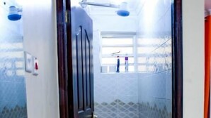 Een badkamer met een wit wastafelmeubel, een spiegel en een toilet.