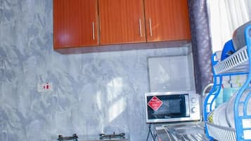 Business Studio | Private kitchen | Fridge, microwave, cookware/dishes/utensils