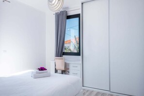 2 habitaciones, escritorio, internet y ropa de cama 
