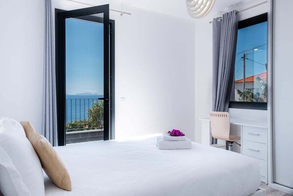 2 bedrooms, desk, internet, bed sheets