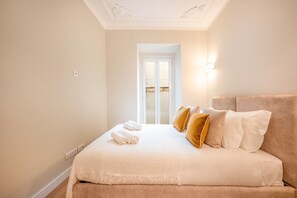 2 bedrooms, desk, internet, bed sheets