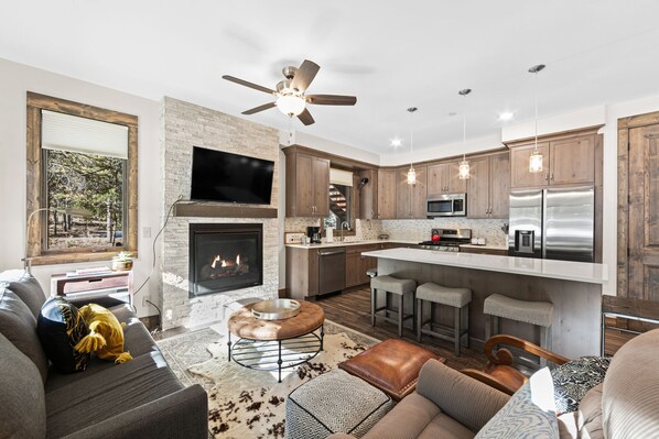 Smart TV, fireplace, books - Keystone Condo w/Private Hot Tub in Quiet Location, Shuttle Nearby! (Keystone)