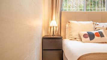 2 bedrooms, desk, internet, bed sheets