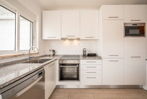 Køleskab, mikrobølgeovn, ovn, kogeplade