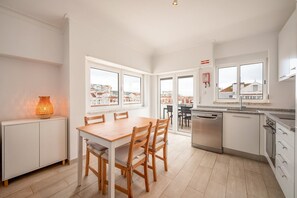 Fridge, microwave, oven, stovetop - GuestReady - Sunny Retreat in Costa da Caparica (Costa da Caparica)